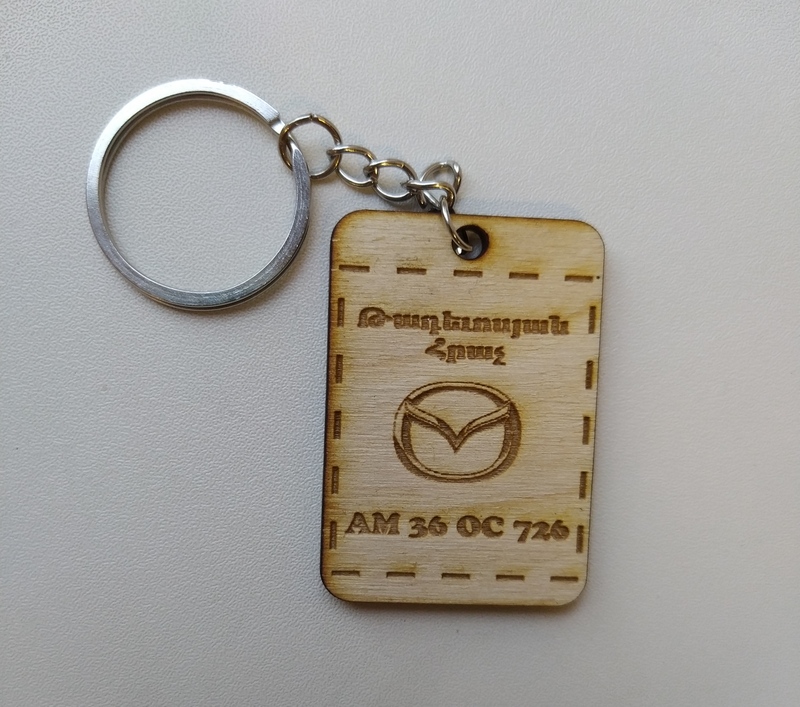 Անվանական կախազարդ փայտից